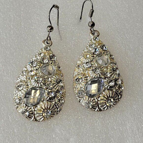 Silver Tone Oval Earrings with embedded Glittering Clear Fashion Crystal Stones - Picture 1 of 10